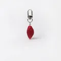 Porte-clés patate douce rouge réaliste avec fermoir mousqueton en métal sur fond blanc - 70x19mm / Simulé Patate Douce Pourpre