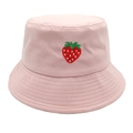 Gros plan détaillé d'un bob en coton rose avec broderie fraise sur fond blanc pur - M (56-58cm) / Rose
