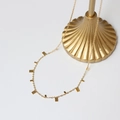 Detail einer minimalistischen Goldkette mit geometrischen Rechteck-Anhängern auf Ständer - Rechteckige Anhänger Halskette / Gold