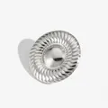 Moderno broche redondo de acero inoxidable plateado con textura de espiral radial pulida - Broche Redondo Plateado Textura Radiante (PX015)