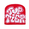 Detail der dicken Strickstruktur und weißen Top Tier-Jacquard auf einer roten Mütze - Rot
