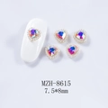 Détail macro de breloques à ongles cœur 3D avec cristaux AB et mini perles de 7,5x8 mm - 1 Pièce / Aurore AB (8615)