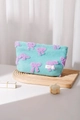 Dettaglio della borsa trucco in maglia verde menta con fiocco viola e etichetta - Verde Menta Grande