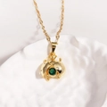 Détail du pendentif coccinelle dorée avec cristaux verts et petits diamants - Or Zircon Vert