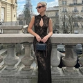 Detailaufnahme von feiner schwarzer Spitze und Cut-out-Elementen am figurbetonten Maxikleid - S / Schwarz
