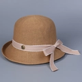 Détail d'un chapeau de soleil en tricot camel avec ruban et boucle en métal rose vintage - M (56-58cm) / Camel