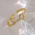 Verstellbarer vergoldeter Schlüsselring mit funkelnden Zirkoniasteinen auf Glashintergrund - Schlüssel Stil / Gold