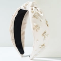 Elegante diadema de tela anudada beige con perlas y dijes de mariposa con borde dorado - Beige