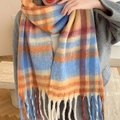 Écharpe à carreaux orange, bleu et beige avec des détails de franges à pompons doux - 64s Orange Bleu Beige à Carreaux