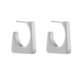 Détail macro de boucles d'oreilles carrées géométriques en acier inoxydable mat - Argenté