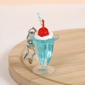 Blauwe frisdrank sleutelhanger met room, kers en een zilveren stervormige sluiting - Meerblauw - Sterhaak