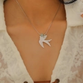 Collier hirondelle minimaliste avec pendentif blanc et perle verte sur chaîne argent - Collier Oiseau (avec Perle Verte X374) / Argent