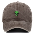 Primo piano del ricamo dell'alieno verde su un cappellino da baseball in cotone lavato - caffè