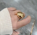 Anillo abierto de gota de oro pulido en el dedo índice con elegante acabado espejo - Oro Brillante - Gota de Agua Abierta / Dorado