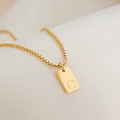 Collier minimaliste plaqué or 18K avec pendentif carré lettre C gravé - Lettre C