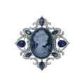Brosche im Vintage-Stil mit weißem Relief auf blauem Grund und blauen Edelsteinen - Blau/Silber Relief Stil (B031-A)
