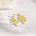 Elegante goldene Kupferanhänger in Blattform für DIY-Schmuck auf weißem Hintergrund - Glatte Blatt / Gold