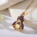 Collana con ciondolo a orso placcato oro con zirconi viola e gemme a cuore rosse su pietra - Zircone Rosa Viola (23580)