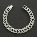 Bracciale cubano in argento scintillante con strass su uno sfondo nero opaco - 7 pollici / Argento