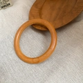 Detailopname van natuurlijke houtnerf op een gepolijste bruingeel houten armband - Ronde Ring Klassieke Stijl (1# Armband-Koffie)