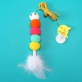 Gioco sospeso per gatti con palline di peluche colorate, piume e corda elastica - Bruco con Piuma Bianca