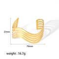 Macro-opname van gegolfde armband met details over 25mm hoogte en 70mm diameter - Goud
