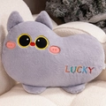 Graues Katzen-Plüschkissen mit LUCKY-Stickerei auf einem weißen Sessel mit Weihnachtsdeko - 40CM / Grau