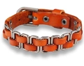 Dettaglio della trama in pelle marrone intrecciata e maglie metalliche del bracciale - Marrone Giallastro