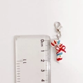 Detailopname van kerstzuurstok-hanger met karabijnsluiting en liniaal voor afmeting - Kerst Zuurstok Hanger