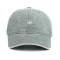 Détail de la broderie lettre R sur une casquette de baseball en coton gris délavé - Gris