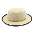 Détail du chapeau canotier avec chaîne dorée et bordure noire contrastée sur la paille - M (56-58cm) / Poche zippée