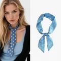 Zijden sjaal met gele stippen op blauw, getoond als stropdas en platte productfoto - Blauw Geel Polkadots