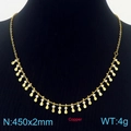 Gouden koperen halsketting met witte kralen en druppelvormige hangers op mannequin - Witte Kralen Stijl (KN236366-Z)