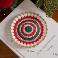 Posavasos navideño tejido a mano en rojo y verde con borde dorado y forma ondulada - Patchwork Rojo y Verde con Borde Dorado (Estilo B)
