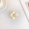 Pinza para el pelo de flor crema minimalista con perla y elegante borde dorado trenzado - 5.8*5.8*4.5 / Blanco