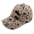 Detail van beige honkbalpet met zwarte krantenprint en duurzame matte textuur - M (56-58cm) / Khaki