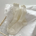 Crèmewitte halflange sokken met verticaal breipatroon en een fijn geel kanten randje - Eén maat / Crème