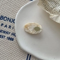 Makroaufnahme der ovalen Acetat-Haarspange mit cremefarbener Marmorierung auf Keramikplatte - Khaki Weiß