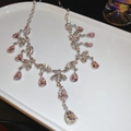 Detalle de conjunto de collar con borla de cristal rosa y diseño de hojas - Estilo de Collar (Plata-Rosa)