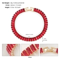 Vista macro dettagliata del bracciale placcato oro 18k con zirconi rossi dal taglio rettangolare - Stile Zirconia Rossa Oro (BS-J5476GRED)