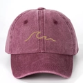 Detalle del bordado de olas en una gorra de béisbol de algodón lavado burdeos estilo retro - Talla única / Burdeos