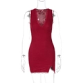 Dettaglio dell'abito bordeaux in pizzo con scollo a V e texture floreale intricata - XS / Rosso