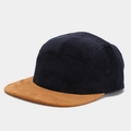 Λεπτομέρεια μπλε κοτλέ καπέλου 5-panel με καστόρινο γείσο σε χρώμα κάμελ και οπές - Ναυτικό Μπλε & Καμήλα Patchwork