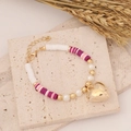Dettaglio del bracciale bohémien con perline d'argilla, perle e ciondolo a cuore d'oro - Rosa Misto (4#)