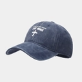 Dettaglio del cappellino in cotone blu navy lavato con testo religioso bianco stampato - Blu navy