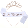 Detail der roségoldenen 21 Krone und weißen Satinschärpe mit 21 & Fabulous Aufdruck - Einheitsgröße / 21. (Satin) / Roségold