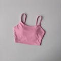 Vue détaillée à plat d'un caraco de sport rose avec fines bretelles et ourlet large - S / Hauts / Rose Sakura