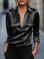 Detalle de elegante blusa de satén negro con cuello en V y una textura sedosa - S / Tops / Negro