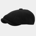 Gros plan d'une casquette gavroche noire avec texture sergée et bouton décoratif - Taille unique / Noir