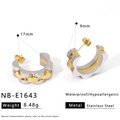 Details von zweifarbigen C-förmigen Creolen mit Wellenkanten und 17 mm Außendurchmesser - Silber-Gold Bi-Color-Stil (NB-E1643) / 18K Gold